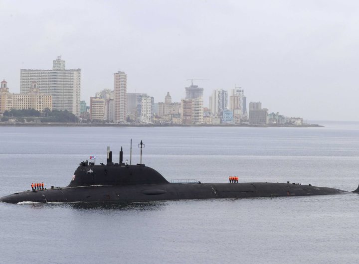 Руската подводница "Казан" в залива на Хавана