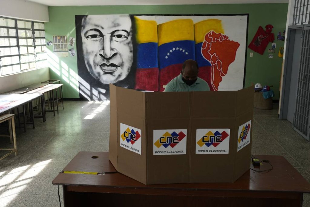 Изборна секция в Каракас с портрет на историческия лидер на Боливарската революция Уго Чавес. Снимка: nuso.org