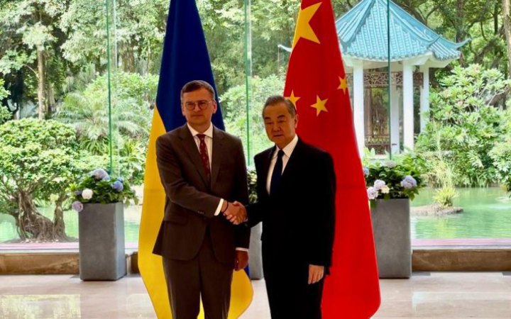 Украинският външен министър Дмитро Кулеба и китайският му колега Ван И по време на срещата им на 24 юли. Снимка: mfa.gov.ua