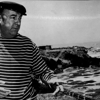 Пабло Неруда на брега на океана пред дома си в Исла Негра. Снимка: Fundacion Pablo Neruda
