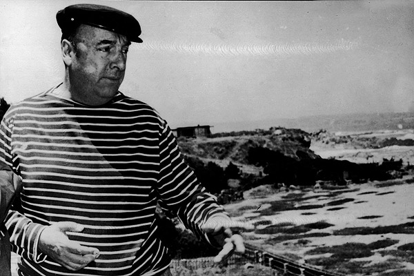 Пабло Неруда на брега на океана пред дома си в Исла Негра. Снимка: Fundacion Pablo Neruda