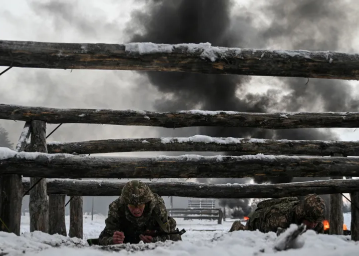 Украински военнослужещи на военни учения на полигон в Черниговска област, Украйна, 22 ноември 2024 г. Ройтерс