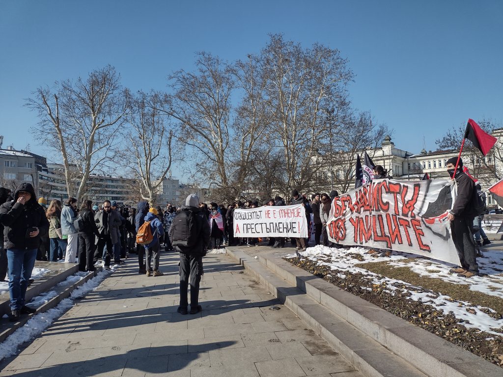 Сборният пункт на шествието „Без нацисти по улиците“ бе в градинката между парламента и Софийския университет. Снимка: Барикада