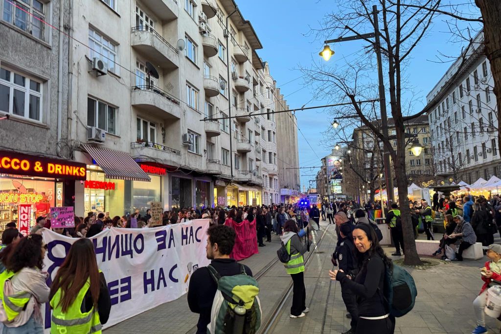 Протестното шествие за 8 март спря и на пл. „Славейков“ в София