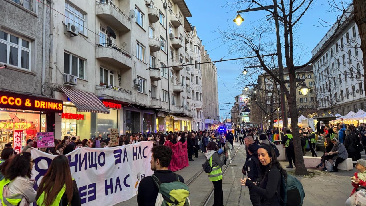 Протестното шествие за 8 март спря и на пл. „Славейков“ в София