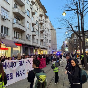 Протестното шествие за 8 март спря и на пл. „Славейков“ в София