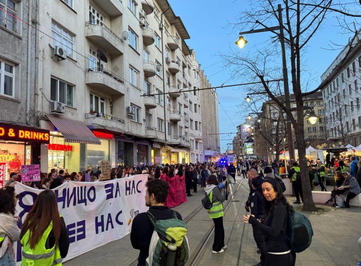 Протестното шествие за 8 март спря и на пл. „Славейков“ в София