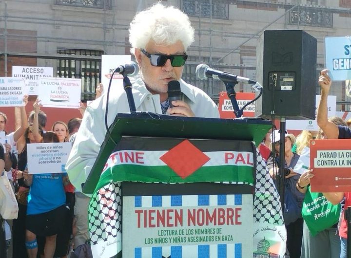 Педро Алмодовар чете имена на убити в Газа палестински деца на площад „Пуерта дел Сол“ в Мадрид. Снимка: InfoLibre