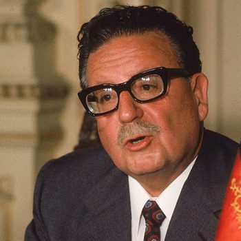 Социалистът Салвадор Алиенде (26.06.1908-11.09.1973) подема в Чили мирна социална революция, но е убит при бруталния военен преврат на 11 септември 1973 г.