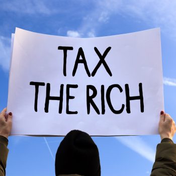 protest schild mit der aufschrift: tax the rich