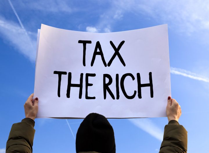 protest schild mit der aufschrift: tax the rich
