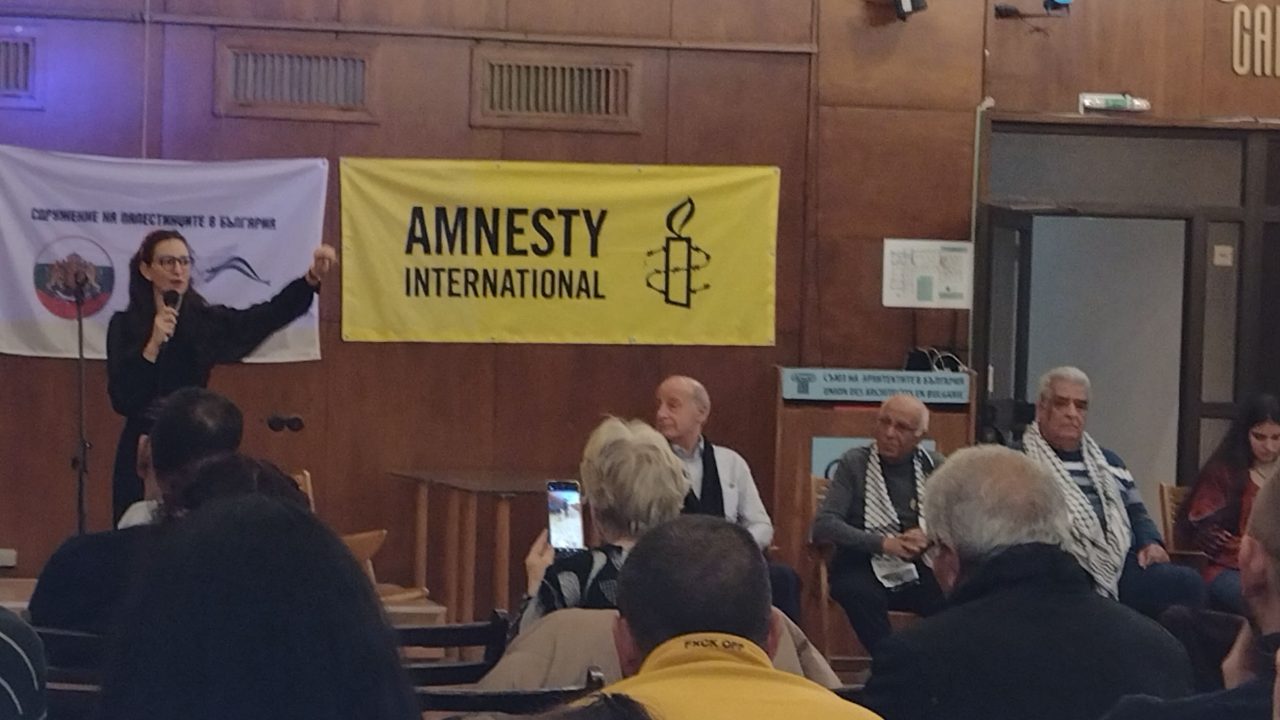 Рима Догмуш говори на събитието „Истории от Палестина“, което отбеляза на 29 ноември в София Международния ден за солидарност с палестинския народ. Снимка: Барикада