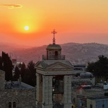 Слънцето изгрява над църквата „Рождество Христово” във Витлеем, в окупирания от Израел Западен бряг, на 24 декември 2025 г. Снимка: Ройтерс