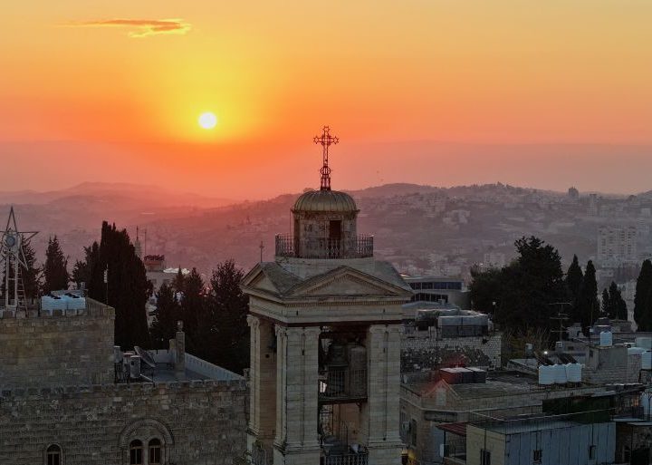Слънцето изгрява над църквата „Рождество Христово” във Витлеем, в окупирания от Израел Западен бряг, на 24 декември 2025 г. Снимка: Ройтерс