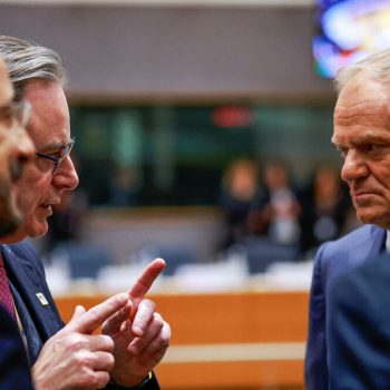 Белгийският премиер Барт де Вевер (вляво, с опънатите показалци) в напрегнат разговор с полския си колега Доналд Туск (вдясно) и други участници в заседанието на Европейския съвет на 18 декември т. г. Снимка: European  Council