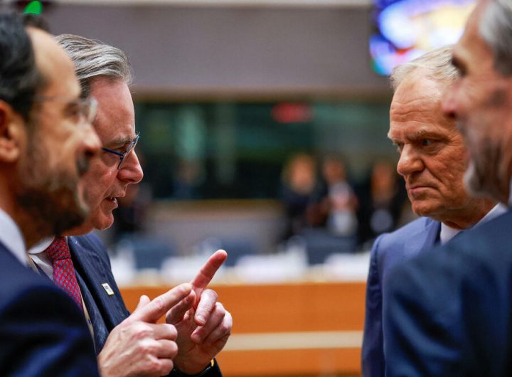 Белгийският премиер Барт де Вевер (вляво, с опънатите показалци) в напрегнат разговор с полския си колега Доналд Туск (вдясно) и други участници в заседанието на Европейския съвет на 18 декември т. г. Снимка: European  Council