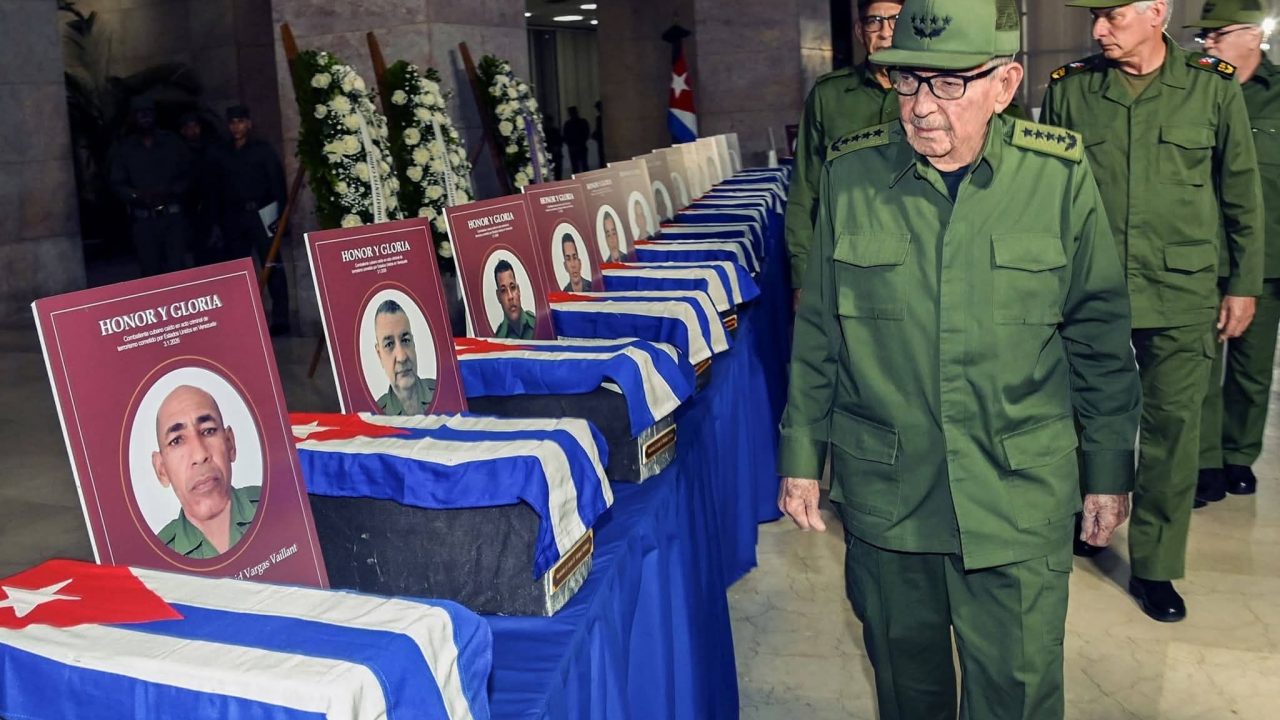 Момент от поклонението пред урните на загиналите във Венецуела 32-ма кубински бойци. Почит им отдават ген. Раул Кастро (на преден план) и президентът на Куба Мигел Диас-Канел (зад него). Снимка: Granma.cu