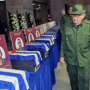 Момент от поклонението пред урните на загиналите във Венецуела 32-ма кубински бойци. Почит им отдават ген. Раул Кастро (на преден план) и президентът на Куба Мигел Диас-Канел (зад него). Снимка: Granma.cu