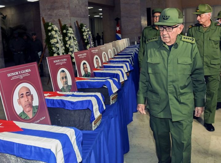 Момент от поклонението пред урните на загиналите във Венецуела 32-ма кубински бойци. Почит им отдават ген. Раул Кастро (на преден план) и президентът на Куба Мигел Диас-Канел (зад него). Снимка: Granma.cu