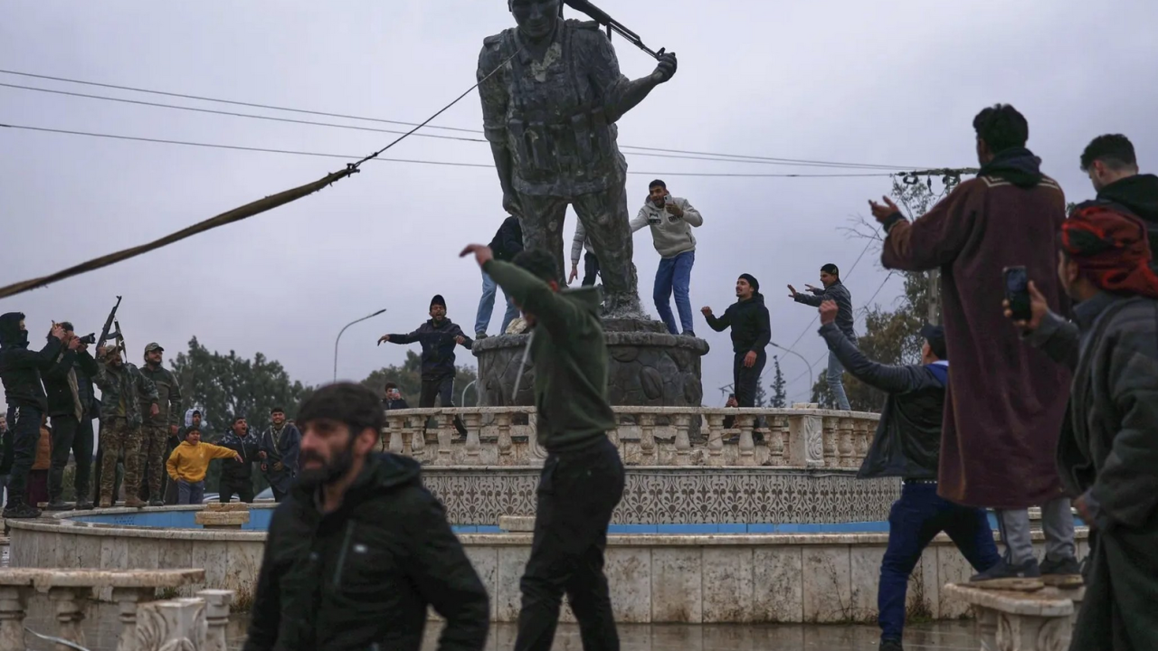 След като завладяха град Табка, силите не властта в Дамаск разрушиха статуя на боец от кюрдските женски отряди, освободили града от ИДИЛ през 2017 г.
