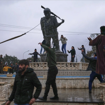 След като завладяха град Табка, силите не властта в Дамаск разрушиха статуя на боец от кюрдските женски отряди, освободили града от ИДИЛ през 2017 г.