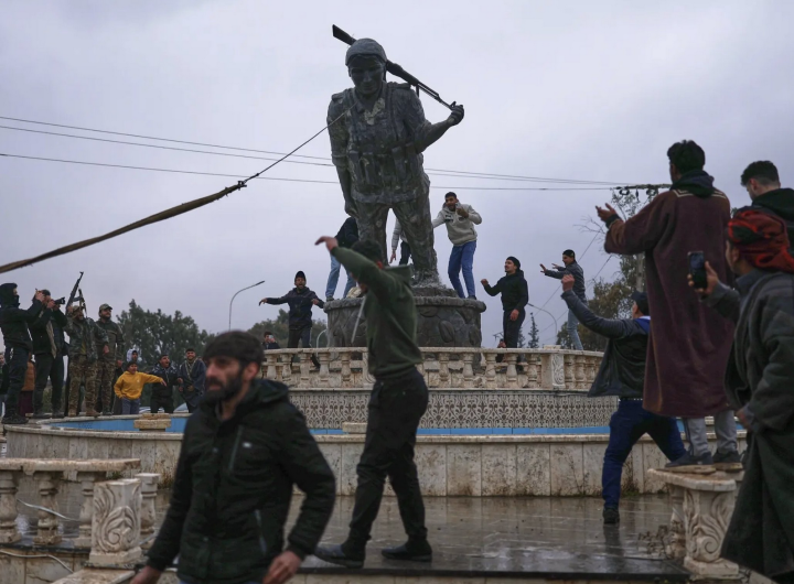 След като завладяха град Табка, силите не властта в Дамаск разрушиха статуя на боец от кюрдските женски отряди, освободили града от ИДИЛ през 2017 г.