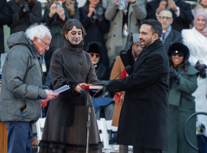 Момент от клетвата на Зохран Мамдани като кмет на Ню Йорк пред Бърни Сандърс. В средата е съпругата на Мамдани – Рама Дууажи. Снимка: Euronews