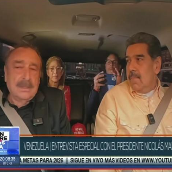 Николас Мадуро и Игнасио Рамоне по време на интервюто. На заден план са президентската съпруга Силия Флорес и един от вицепрезидентите – Фреди Няниес. Кадърът е от едновременно излъчване на репортаж за интервюто по венецуелската държавна телевизия VTV и телевизия „Телесур“