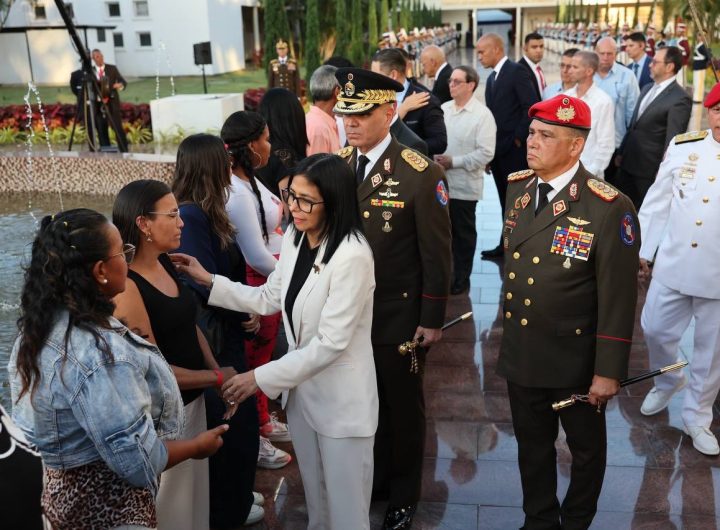 Делси Родригес (в белия костюм) като временен президент на Венецуела изказва съболезнования на близките на загиналите по време на нападението на САЩ на 3 януари. Траурната церемония в Каракас бе на 12 януари. Снимка: Фейсбук профил на Делси Родригес