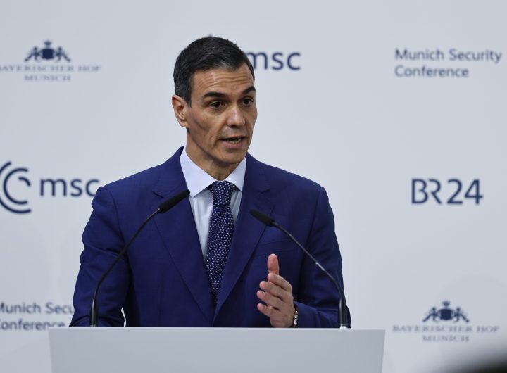 Испанският премиер Педро Санчес по време на изкзвнето си на Мюнхенската конференция на 14 февруари 2026 г. Снимка: EFE/publico.es