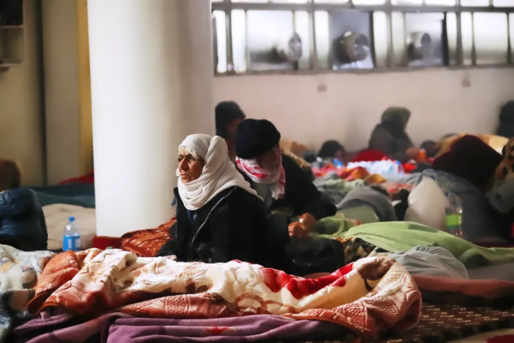 Разселени кюрди са се подслонили в джамия в Камишли след атаките на сирийското правителство срещу Табка и провинция Хасака