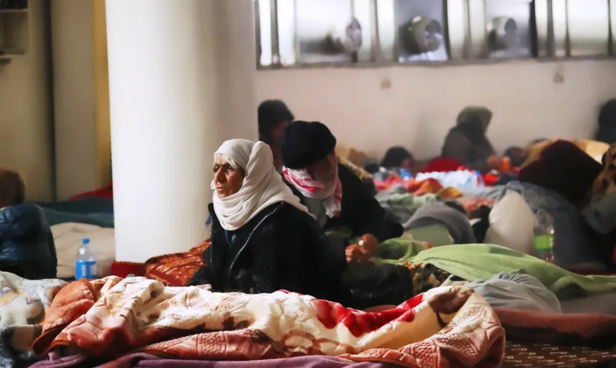 Разселени кюрди са се подслонили в джамия в Камишли след атаките на сирийското правителство срещу Табка и провинция Хасака