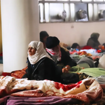 Разселени кюрди са се подслонили в джамия в Камишли след атаките на сирийското правителство срещу Табка и провинция Хасака