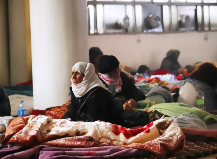 Разселени кюрди са се подслонили в джамия в Камишли след атаките на сирийското правителство срещу Табка и провинция Хасака