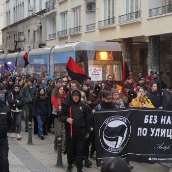 Момент от антифашисткото шествие, преминавало на 14 февруари и по ул. „Граф Игнатиев“. Снимка: БГНЕС