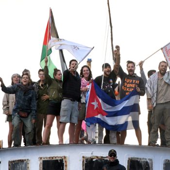 Участници в хуманитарния конвой за Куба, пристигнал в Хавана с корабчето „Гранма 2.0“ на 24 март