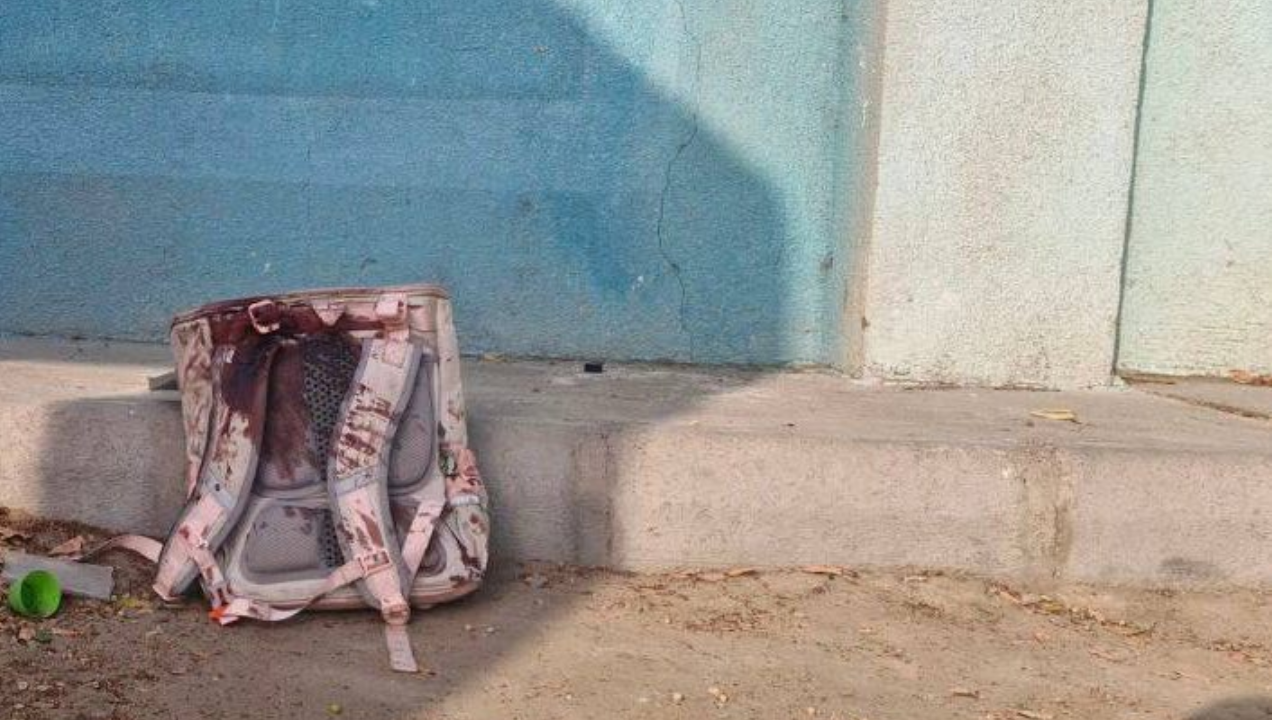 Окървавена раница на момиче, убито при бомбардировката на началното училище в Минаб.