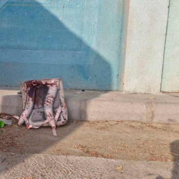 Окървавена раница на момиче, убито при бомбардировката на началното училище в Минаб.