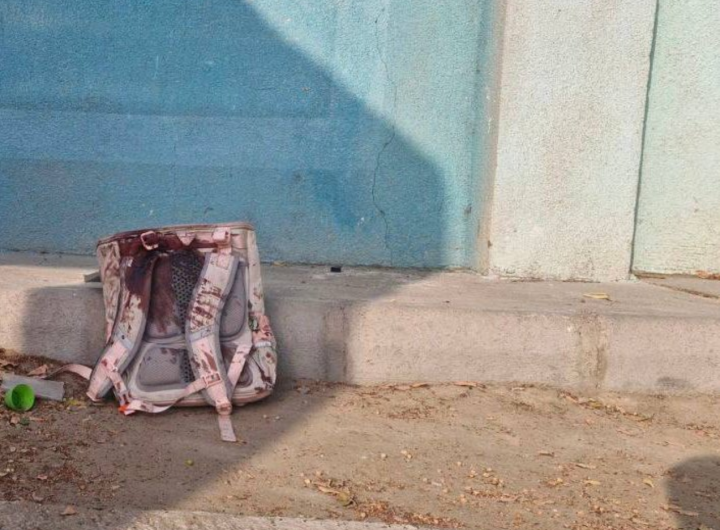 Окървавена раница на момиче, убито при бомбардировката на началното училище в Минаб.