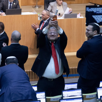 Крайнодесният министър на Израел Итамар Бен Гвир празнува, след като смъртното наказание за палестинците е прието със закон, на 30 март 2026 г. (Орен Бен Хакун/Reuters)