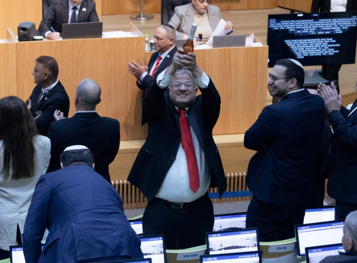 Крайнодесният министър на Израел Итамар Бен Гвир празнува, след като смъртното наказание за палестинците е прието със закон, на 30 март 2026 г. (Орен Бен Хакун/Reuters)