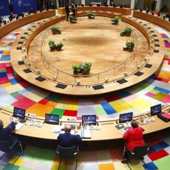 ЕС е изгубил ориентация, докато се бори с нарастващия брой международни кризи, върху които контролът и влиянието му намаляват.