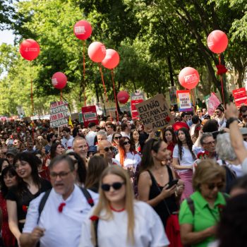Многохилядно шествие по Булеварда на Свободата в Лисабон почете 25-годишнинта от Революцията на карамфилите, свалила на 25 април 1974 г. най-старта фашистка диктатура в Европа