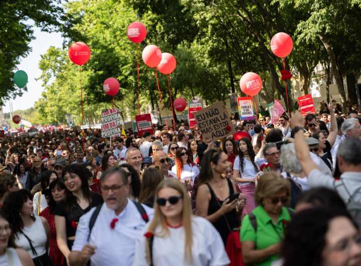 Многохилядно шествие по Булеварда на Свободата в Лисабон почете 25-годишнинта от Революцията на карамфилите, свалила на 25 април 1974 г. най-старта фашистка диктатура в Европа