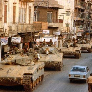 Израелски танкове в Бейрут, 1982 г.