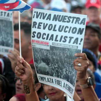 „Да живее нашата социалистическа революция!“ Такива плакати, възпроизвеждащи първата страаница на вестник „Революция“ от 1961 г. размахваха много о участниците в големия митинг в Хавана на 16 април 2026 г. Снимка: cubaenresumen.org