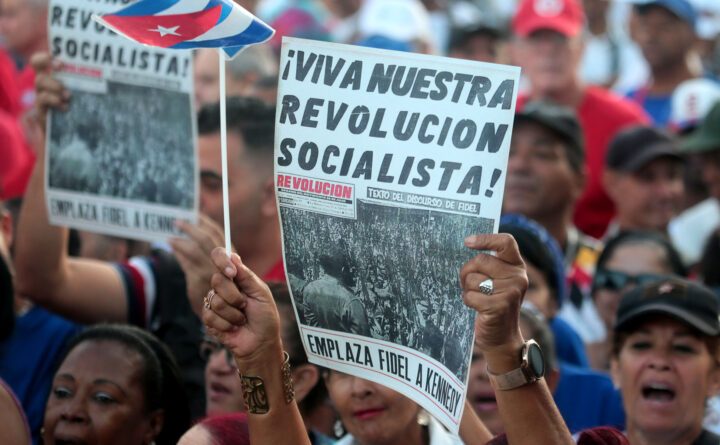 „Да живее нашата социалистическа революция!“ Такива плакати, възпроизвеждащи първата страаница на вестник „Революция“ от 1961 г. размахваха много о участниците в големия митинг в Хавана на 16 април 2026 г. Снимка: cubaenresumen.org