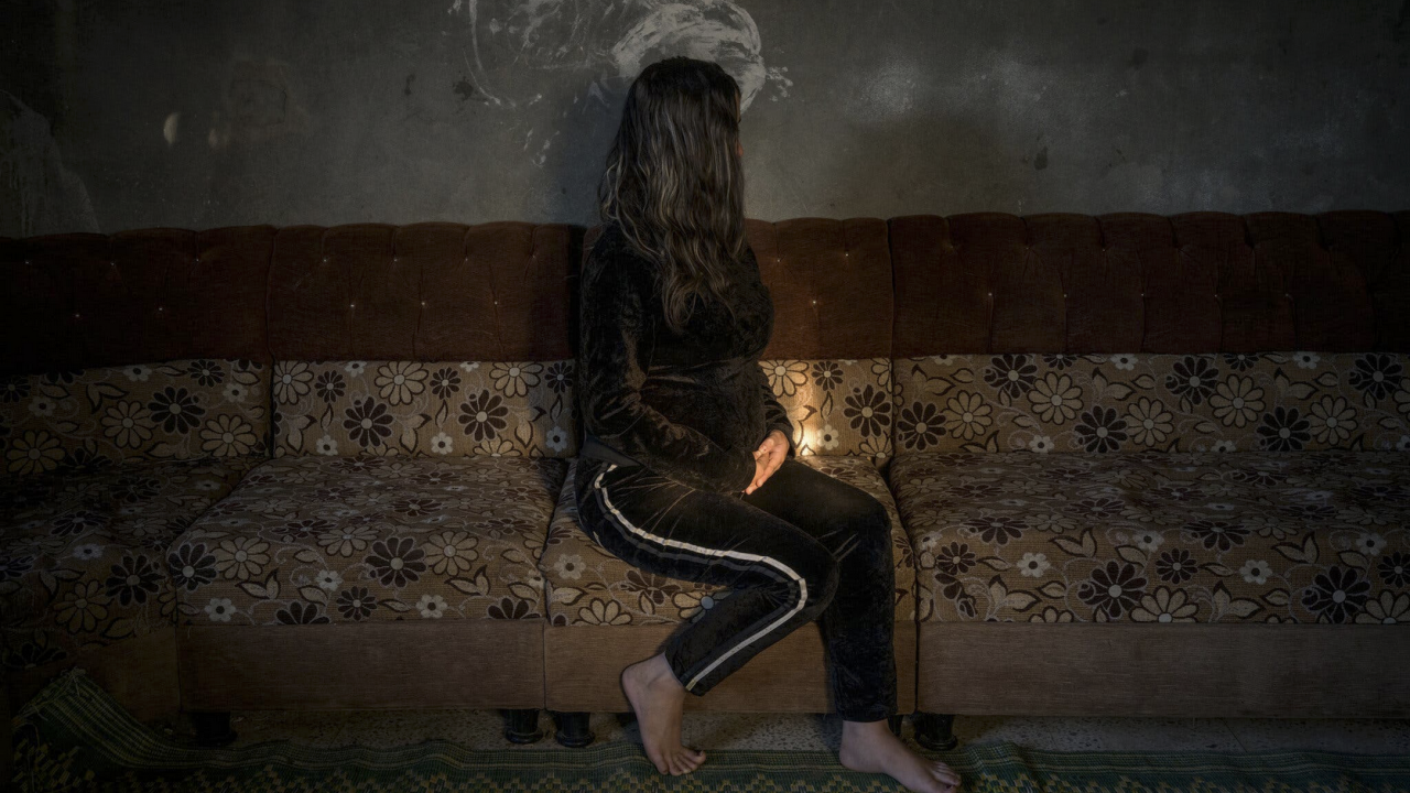 16-годишно момиче, което разказва, че е било отвлечено и изнасилено, а по-късно е установило, че е бременна.