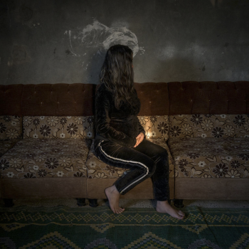 16-годишно момиче, което разказва, че е било отвлечено и изнасилено, а по-късно е установило, че е бременна.