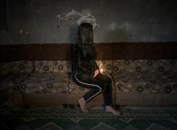 16-годишно момиче, което разказва, че е било отвлечено и изнасилено, а по-късно е установило, че е бременна.